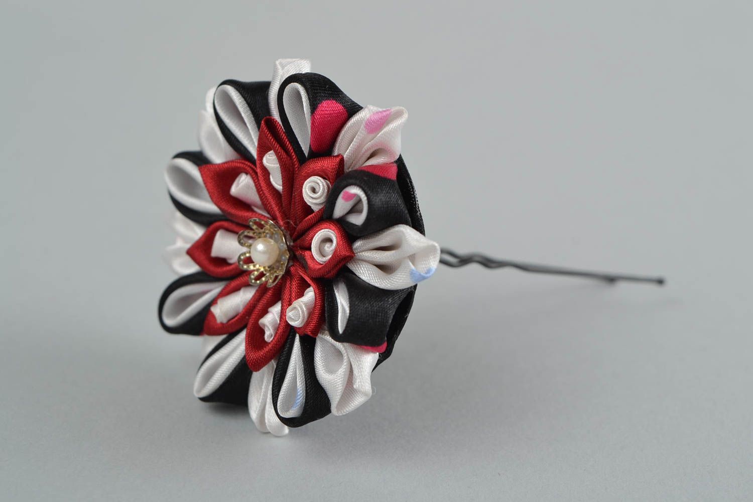Handmade Haarnadel mit Blume aus Atlasbändern künstlerisch groß schön foto 3