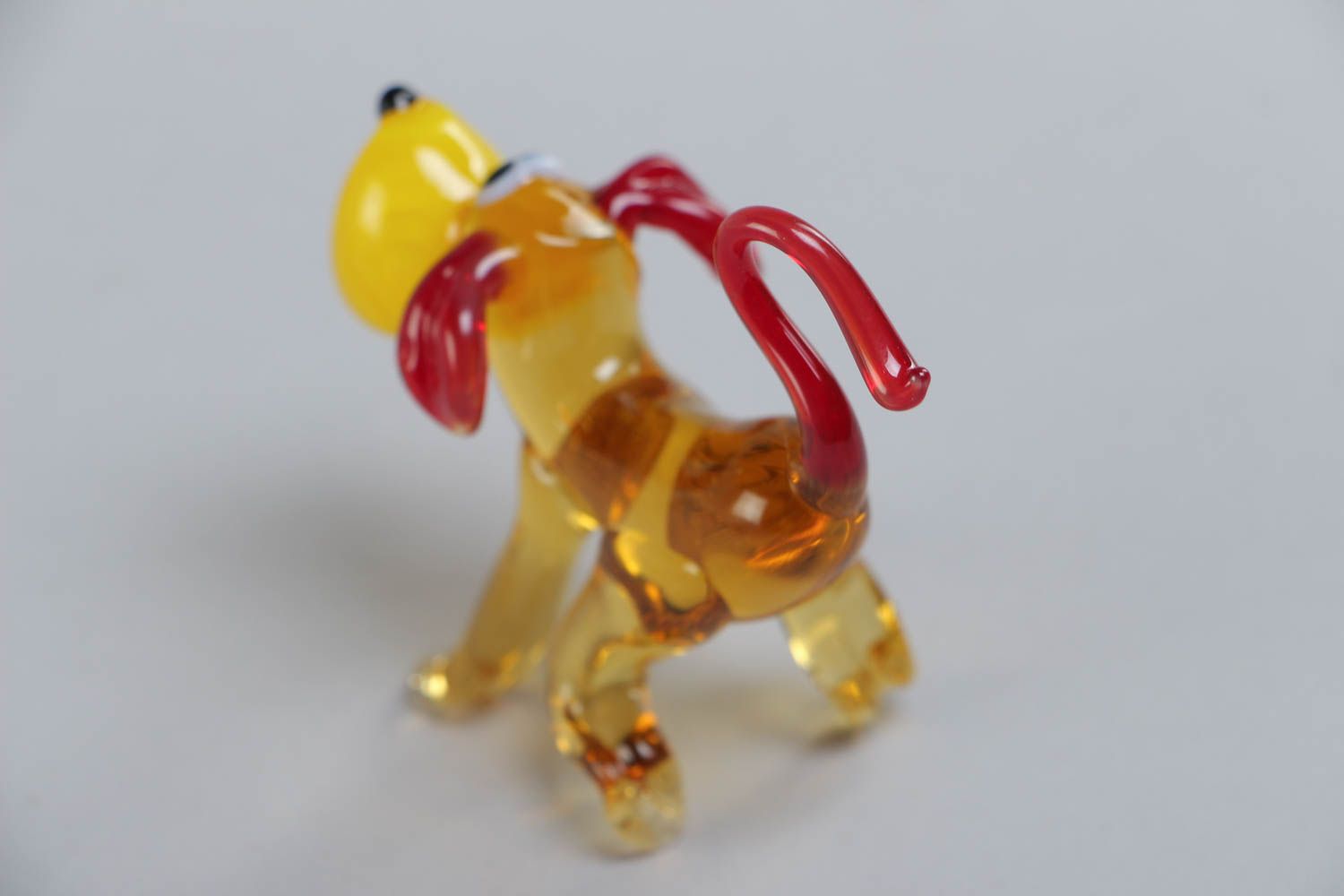 Фигурка из стекла собака в технике лэмпворк ручной работы желтая с красным фото 4