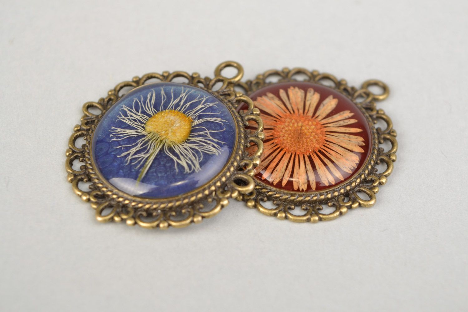 Set of 2 handmade round pendants with natural flowers in epoxy resin Chamomiles photo 3