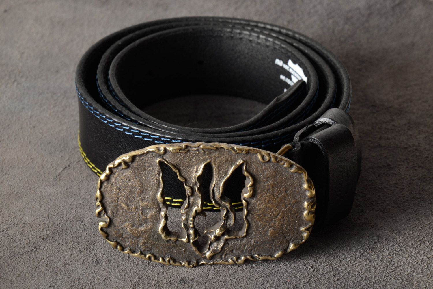 Handmade genuine leather belt with cast oval metal buckle with coat of arms photo 1