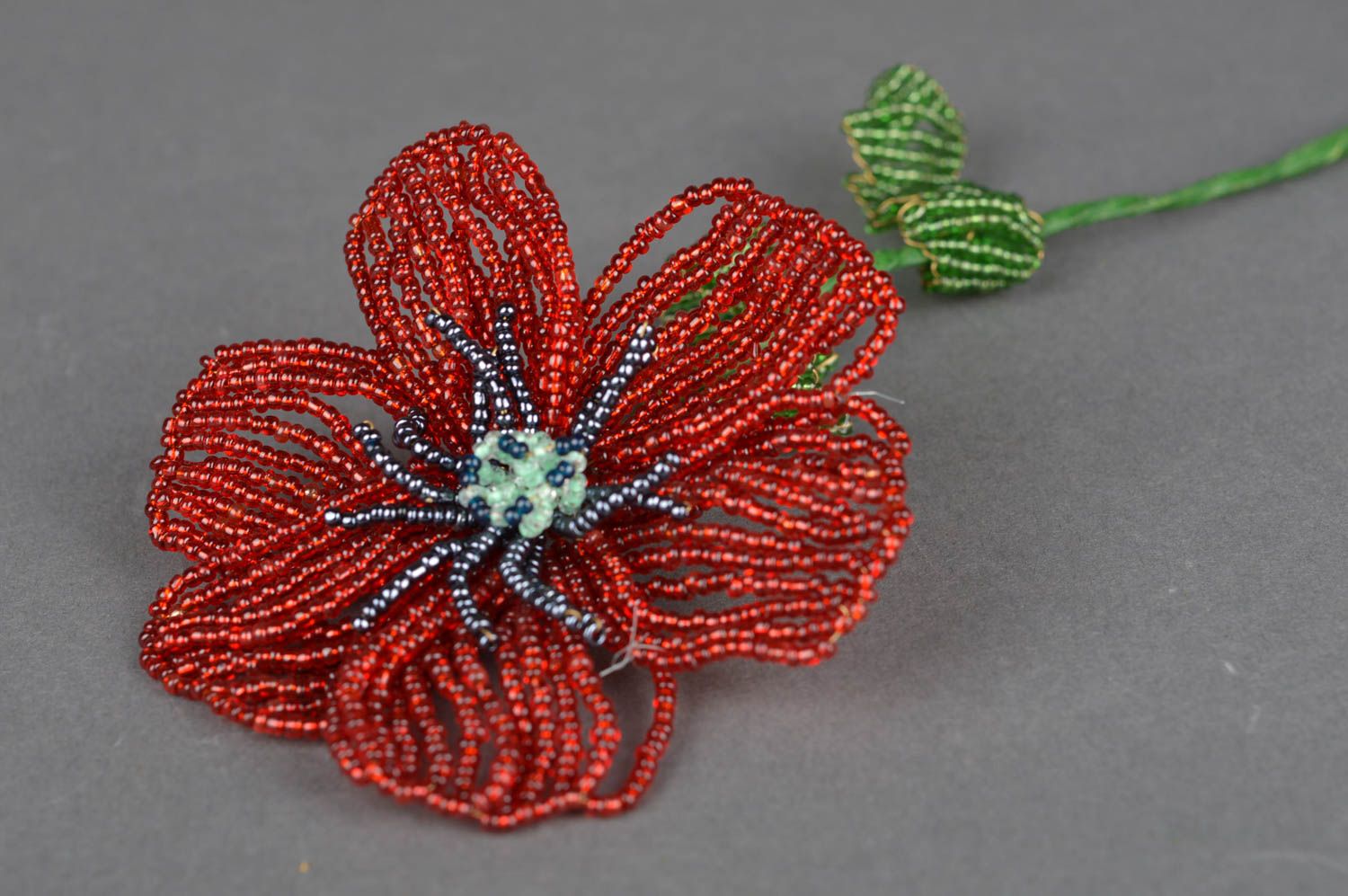 Цветок из бисера искусственный красный мак ручной работы для декора дома фото 2