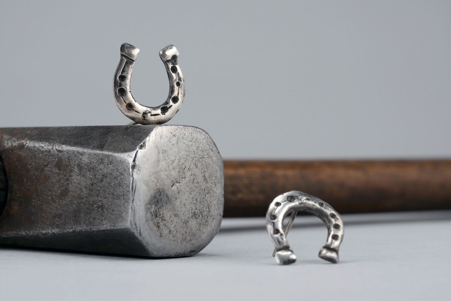Handgemachte Ohrringe aus Metall  „Hufeisen“ foto 4
