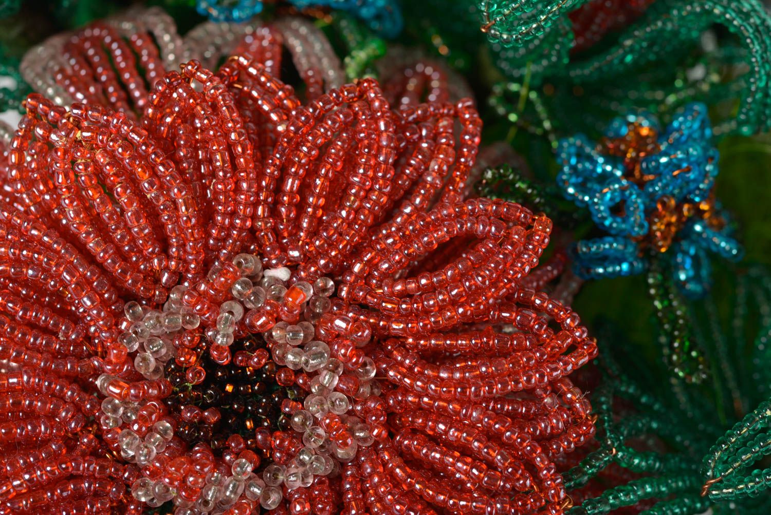 Handgemachte schöne originelle Deko Blumen Komposition aus Glasperlen  foto 2