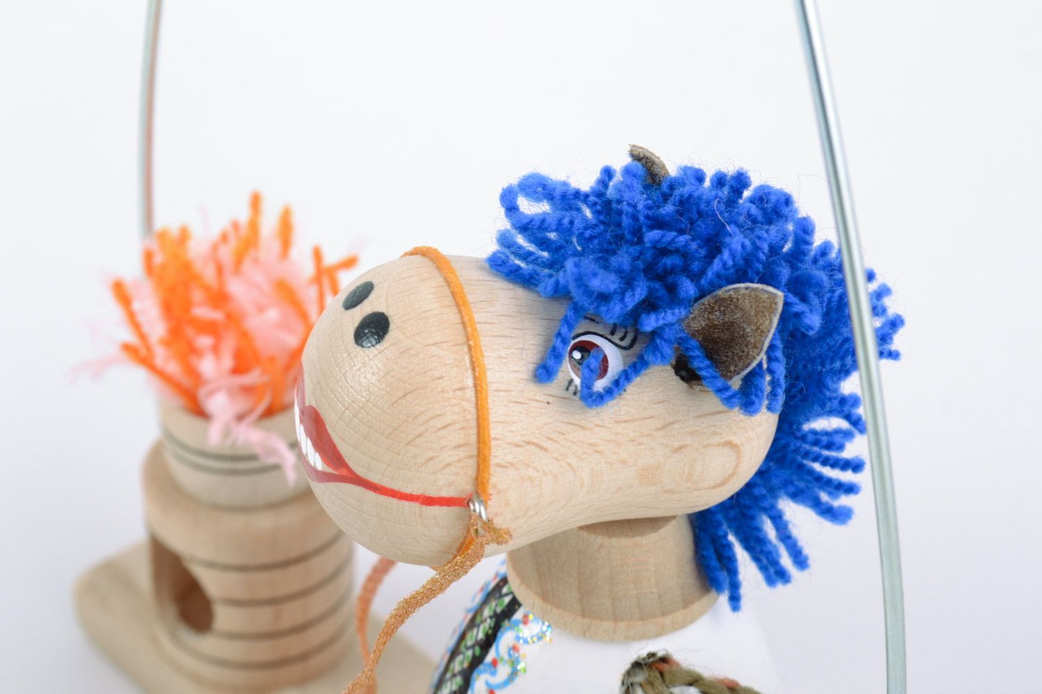 Деревянная эко игрушка с росписью лошадь на качелях ручной работы для декора дома детская фото 3