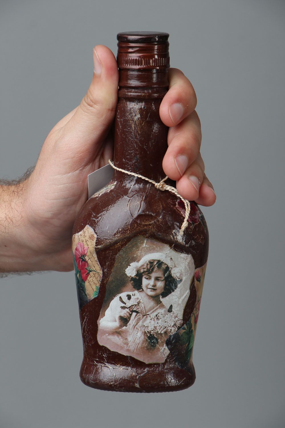 Декоративная бутылка в технике декупаж Ретро фото 4