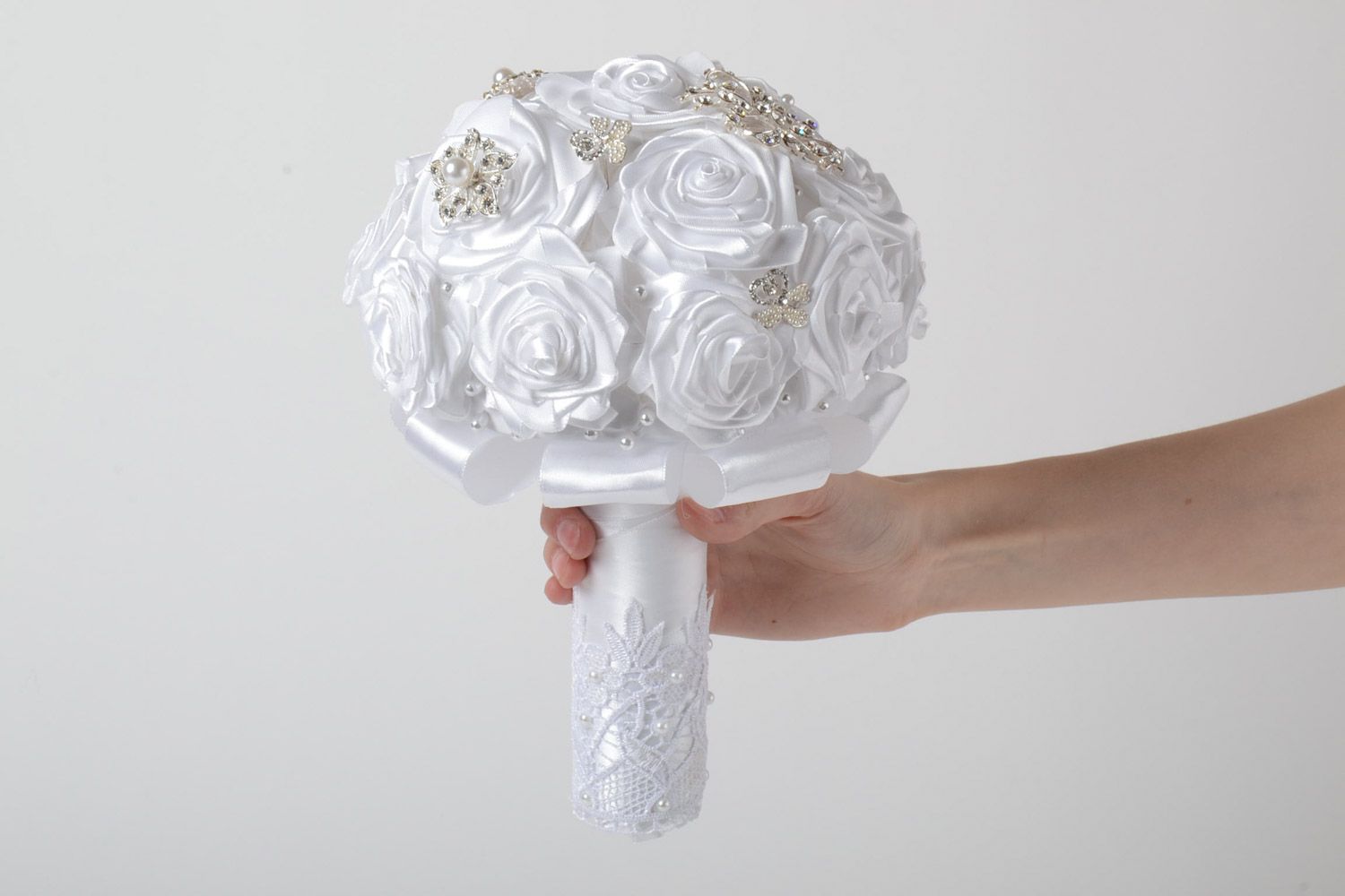 Festlicher weißer handmade Hochzeitsstrauß mit Kunstblumen aus Atlasbändern für Braut foto 4