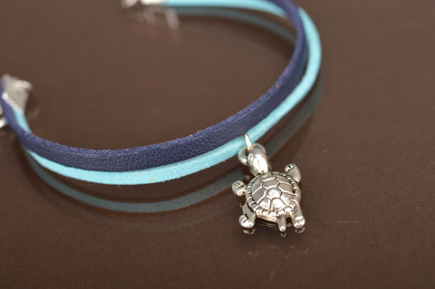 Schönes Damen Designer handmade Leder Armband in Blau mit Schildkröte Anhänger  foto 2