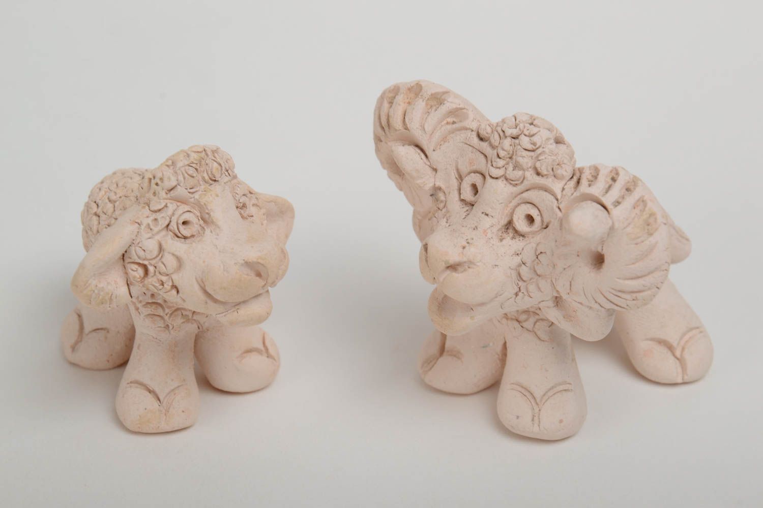 Керамические статуэтки барашек и овечка ручной работы набор 2 штуки для декора фото 2