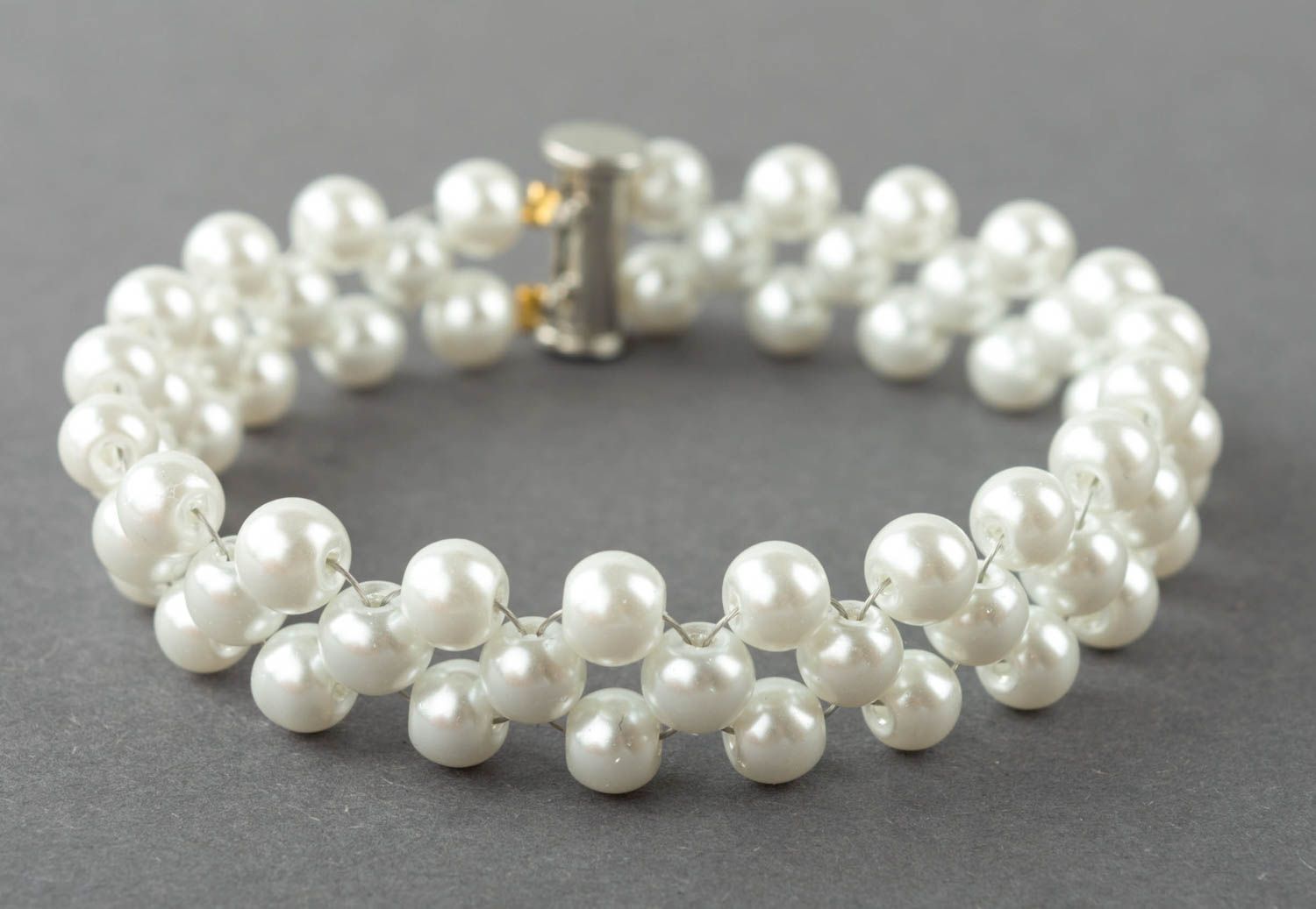 Handmade weißes Armband Perlen Schmuck Frauen Accessoire aus Kunstperlen schön foto 3
