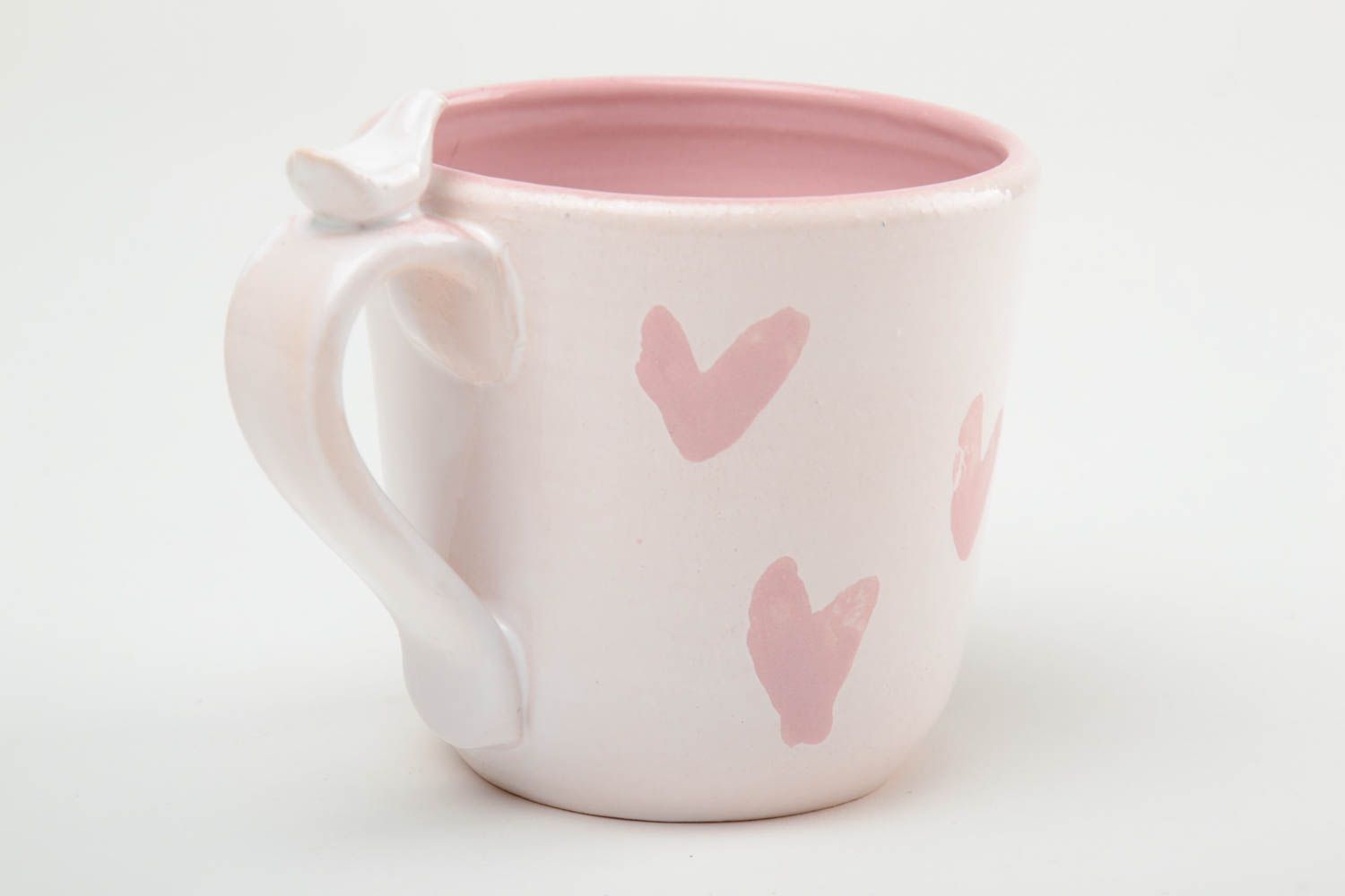 Глиняная чашка ручной работы с птичкой на ручке розовая в сердечки 300 мл фото 4