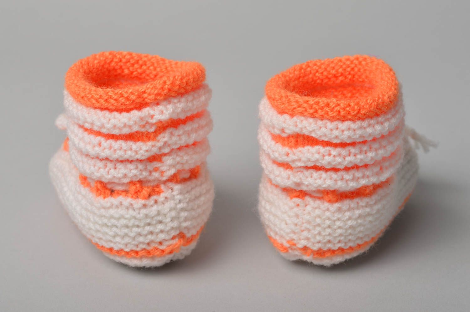 Handgefertigte Schuhe gehäkelte Babyschuhe Geschenk für Kleinkinder weiß orange  foto 3