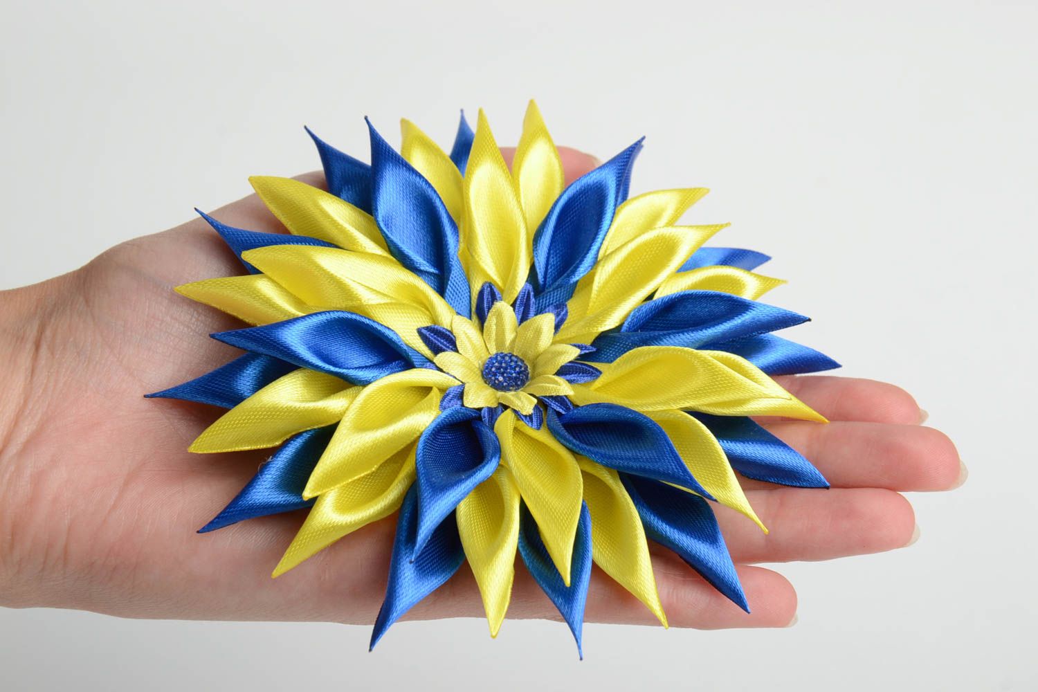 Flor de cintas artesanal para diadema o pinza para el pelo amarilla azul  foto 5