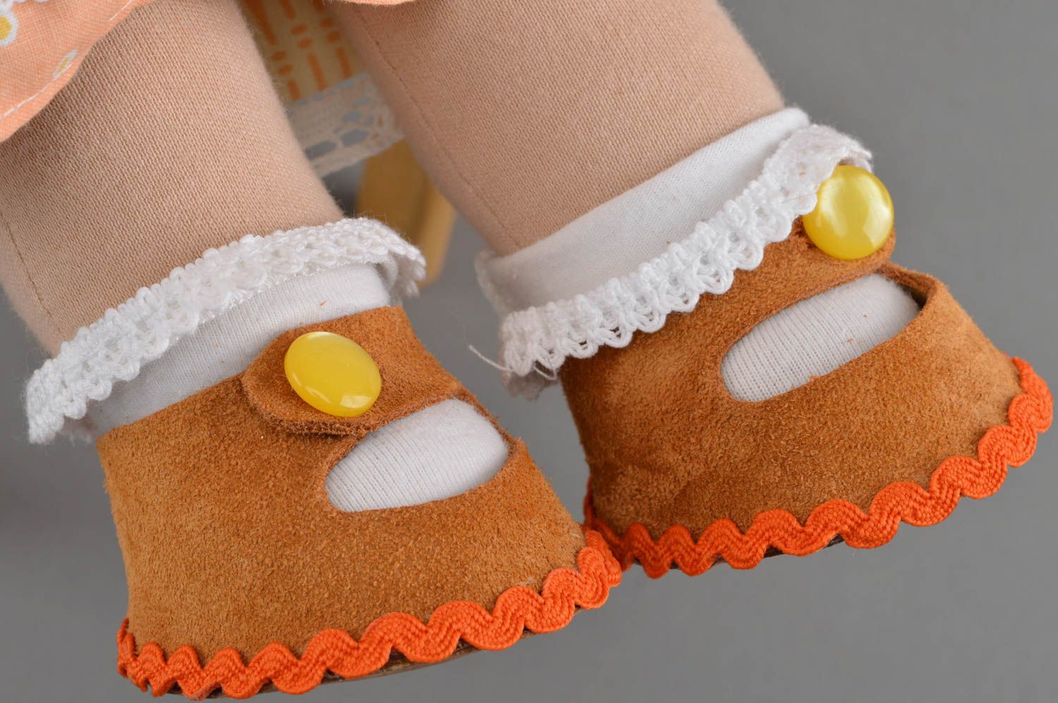 Handgemachte weiche Puppe aus Stoff mit Zöpfen im Kleid in Orange für Mädchen  foto 4