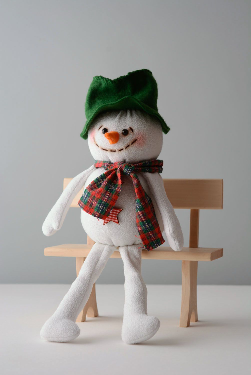 Текстильная игрушка в виде снеговика фото 1