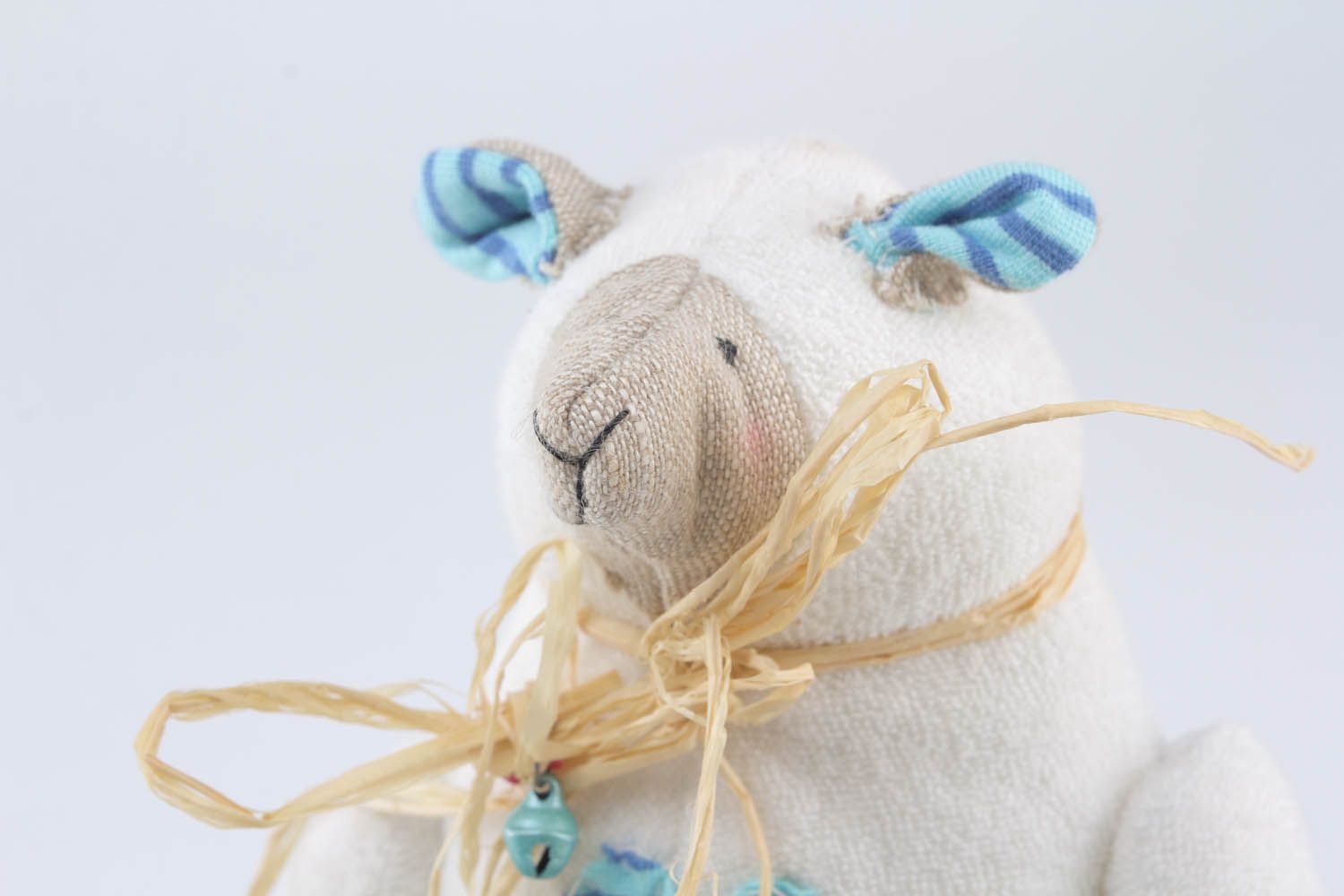 Brinquedo macio artesanal feito de tecido ovelha foto 3