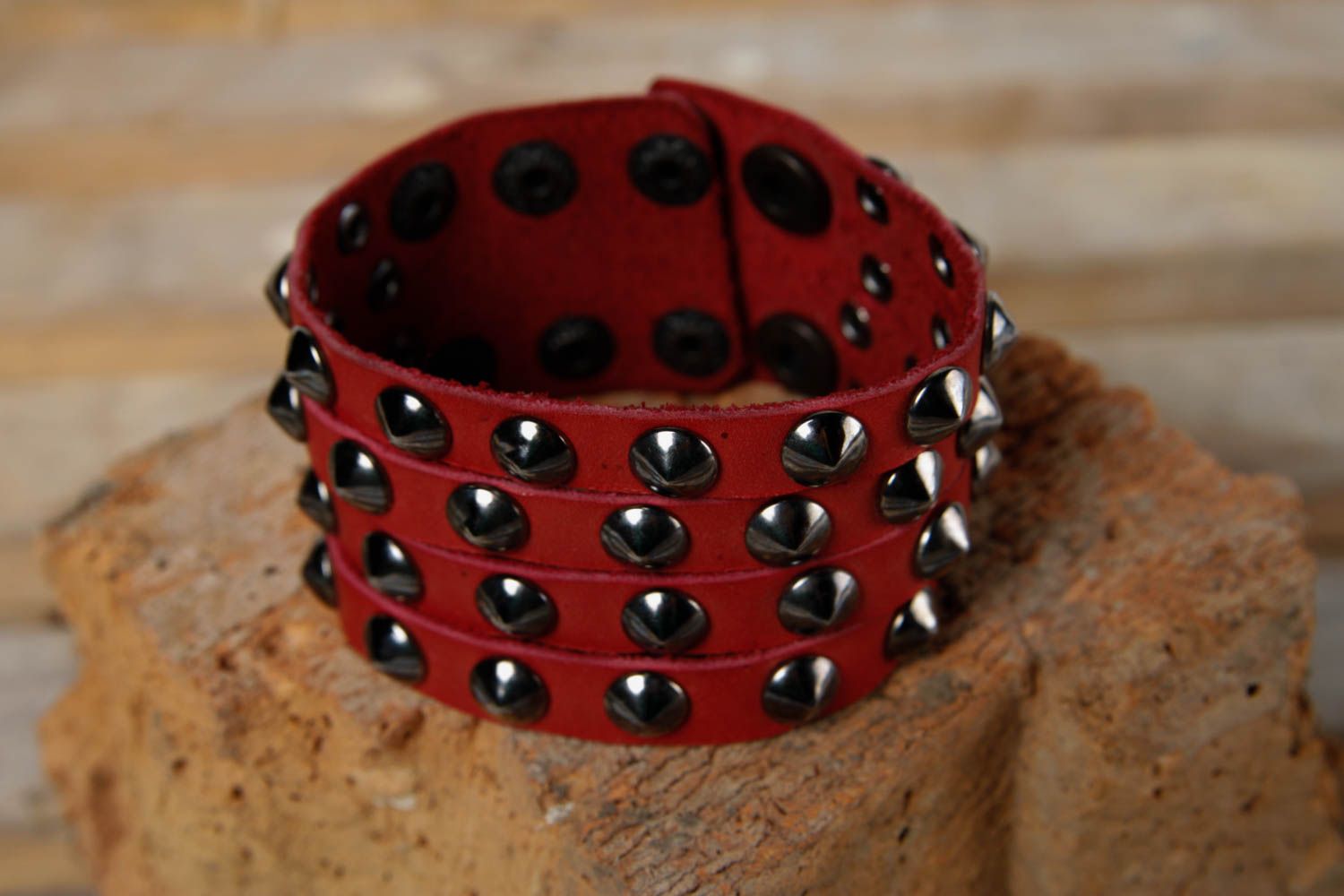 Bracelet cuir Bijoux fait main large stylé rouge Accessoire femme design photo 1
