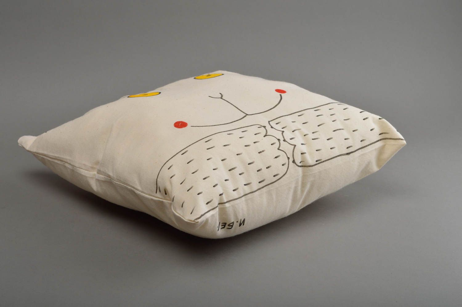 Хлопчатобумажная подушка в виде кота расписная белая красивая ручной работы фото 4