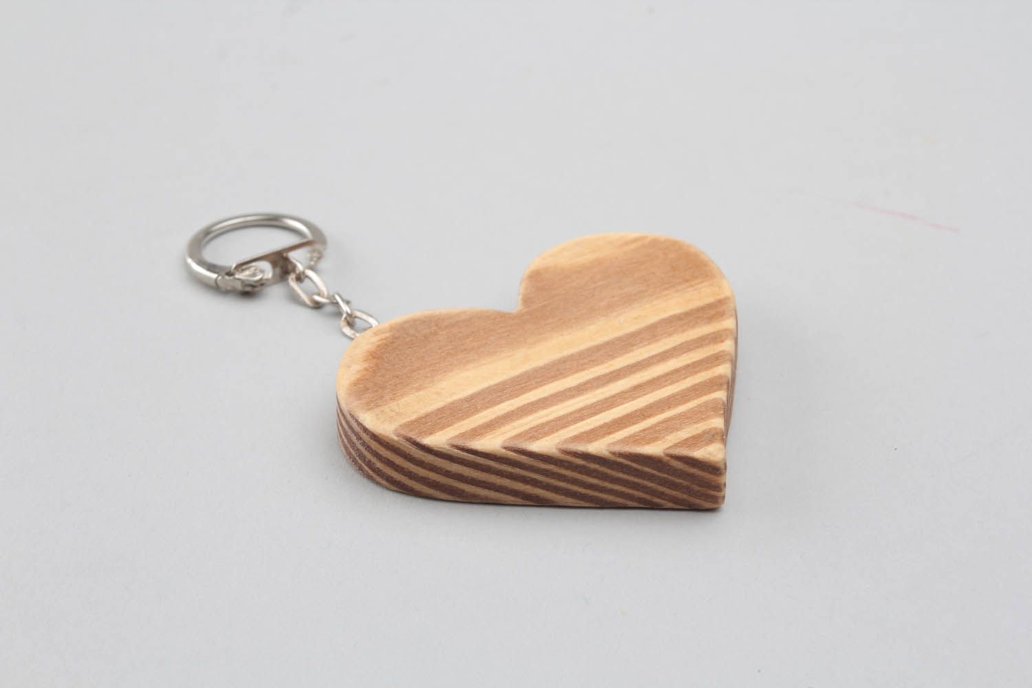 Chaveiro artesanal de madeira para chaves na forma de coração pintado com tintas a mão foto 2