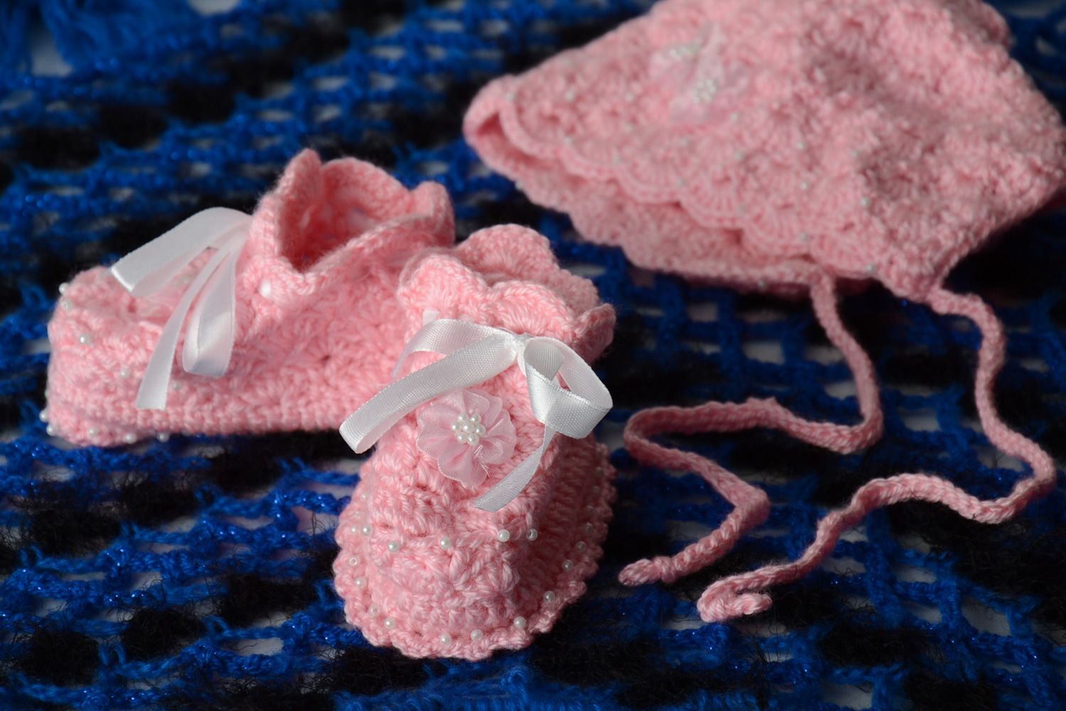 Gorro y patucos tejidos a ganchillo de color rosado  foto 1