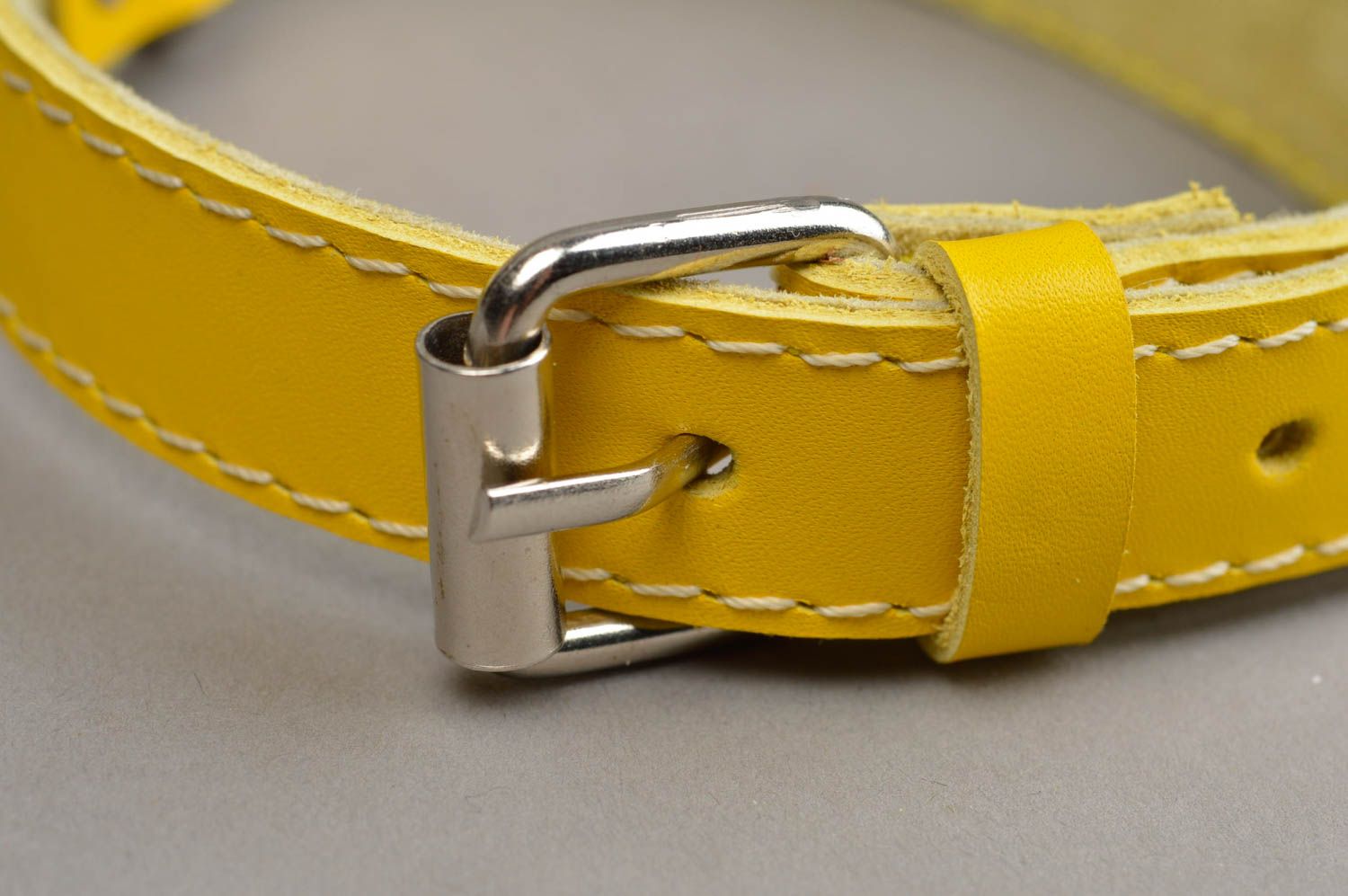 Кожаный ошейник для собак желтого цвета тонкий оригинальный ручной работы  фото 5