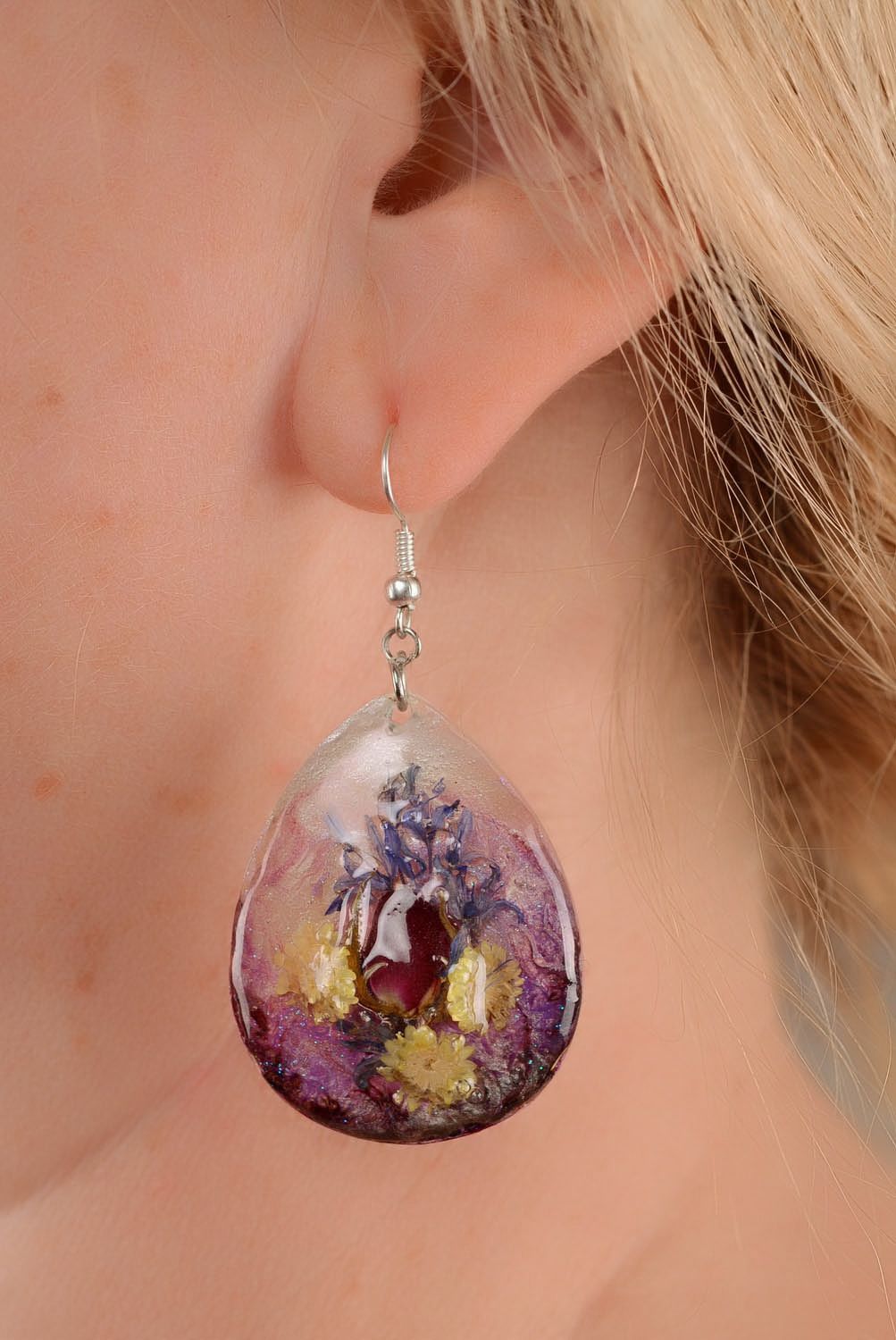 Ovale Ohrringe mit Trockenblumen foto 3