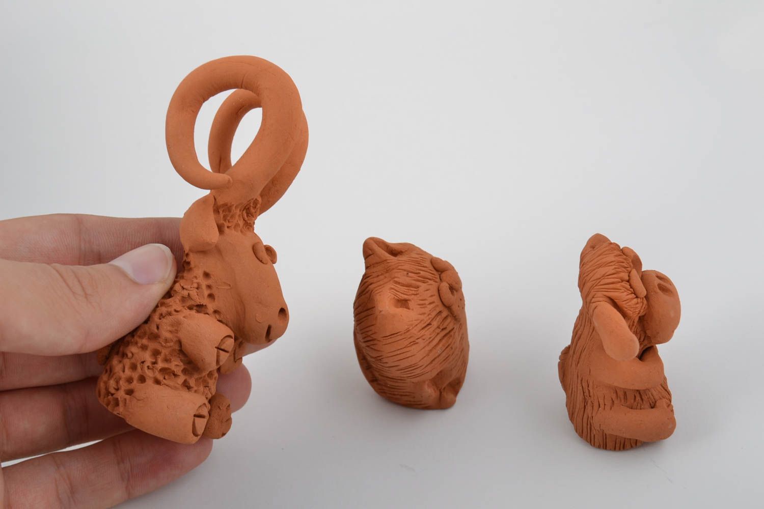 Figuras de cerámica pequeñas hechas a mano carnero gato mono foto 5