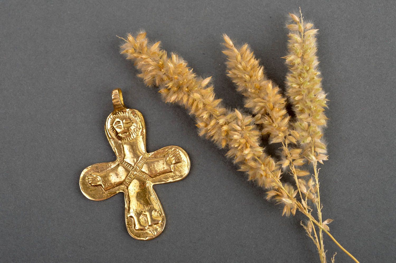 Cruz metálica artesanal regalo original dorado y pequeño accesorio religioso foto 1