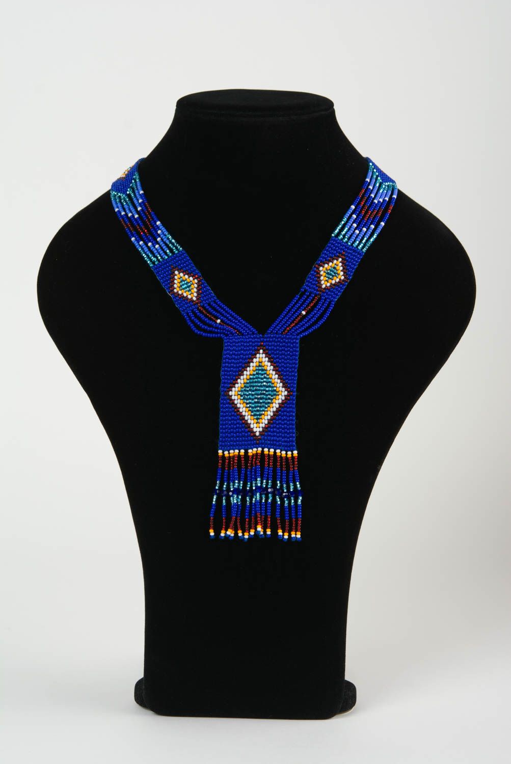 Collar hecho a mano de abalorios de estilo étnico artesanal largo de color azul foto 2
