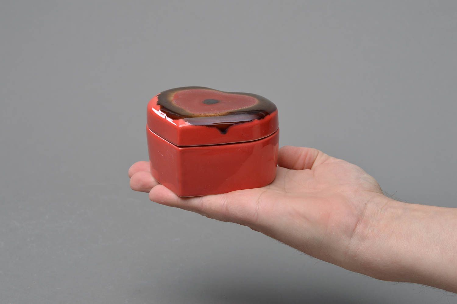 Schöne bunte rote handgemachte Schatulle aus Porzellan mit Glasurbemalung foto 4