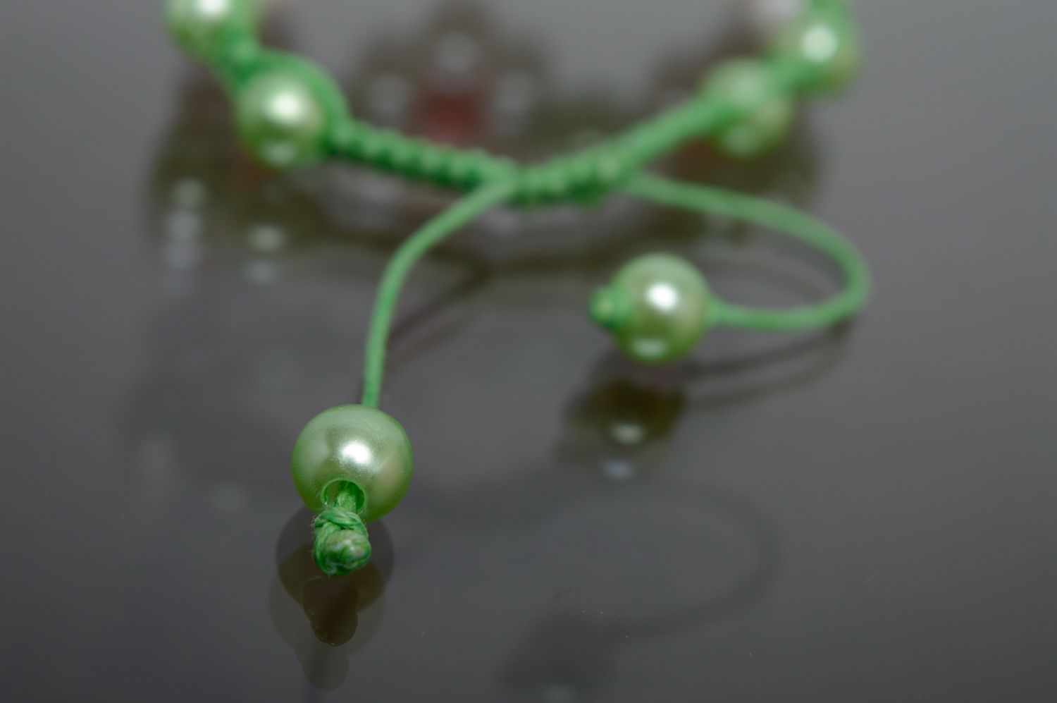 Bracelet en macramé tressé lacet vert ciré et perles de verre fait main photo 4