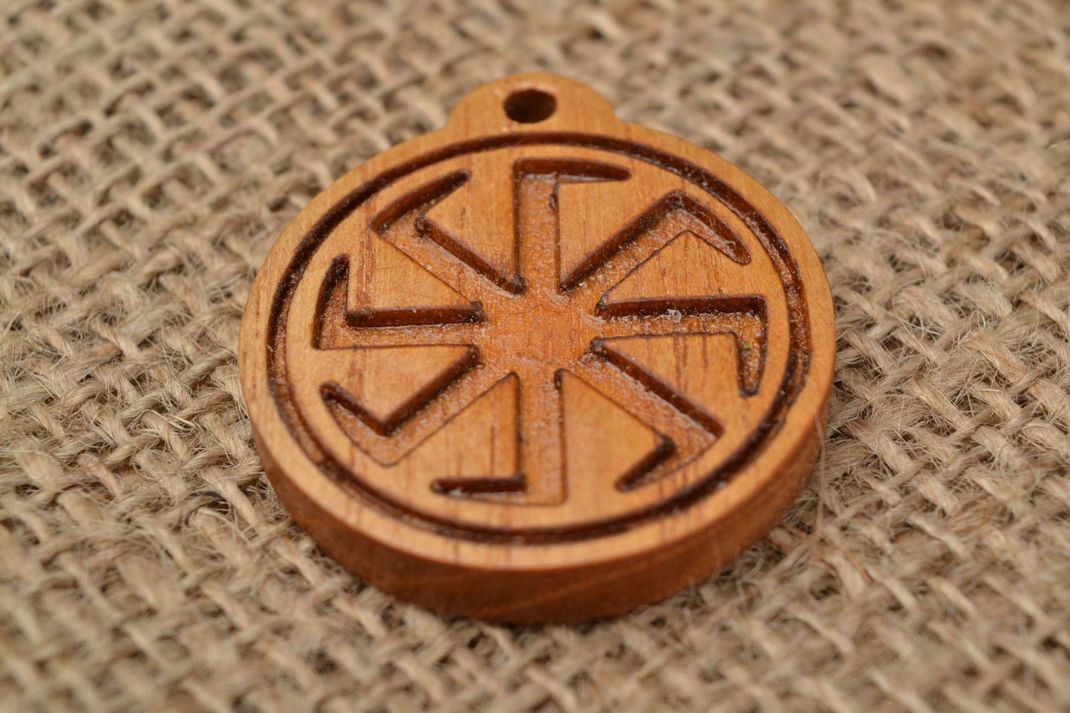 Pendentif porte-bonheur en bois naturel rond accessoire fait main Croix de Lada photo 1