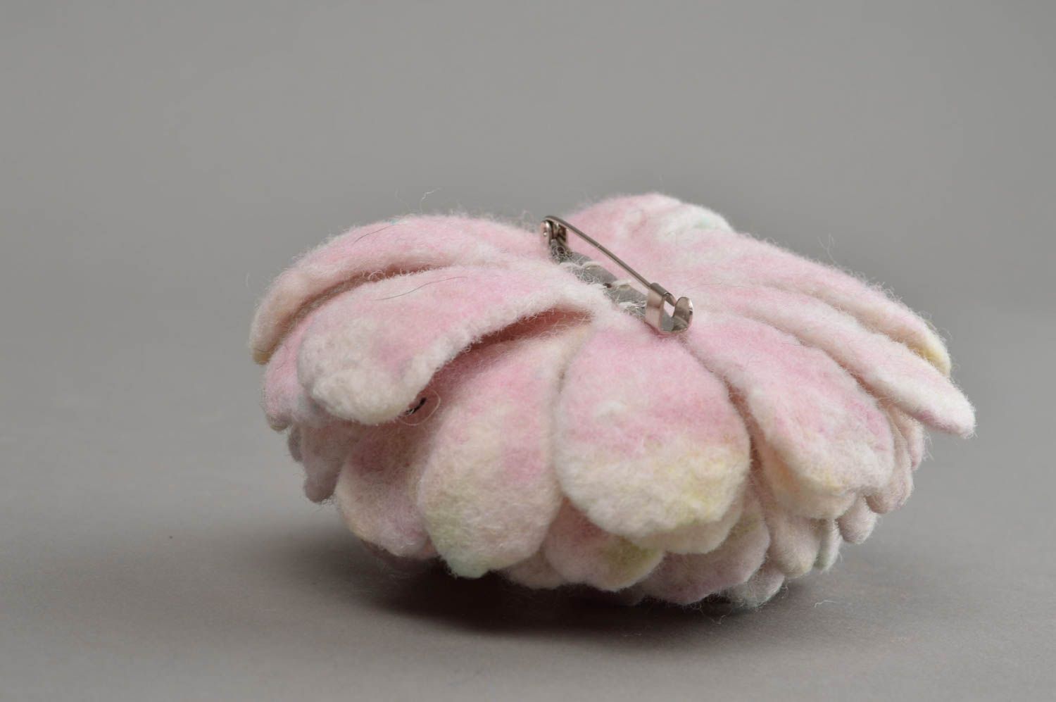 Брошь в технике валяния из шерсти в виде пышного розового цветка ручной работы фото 3
