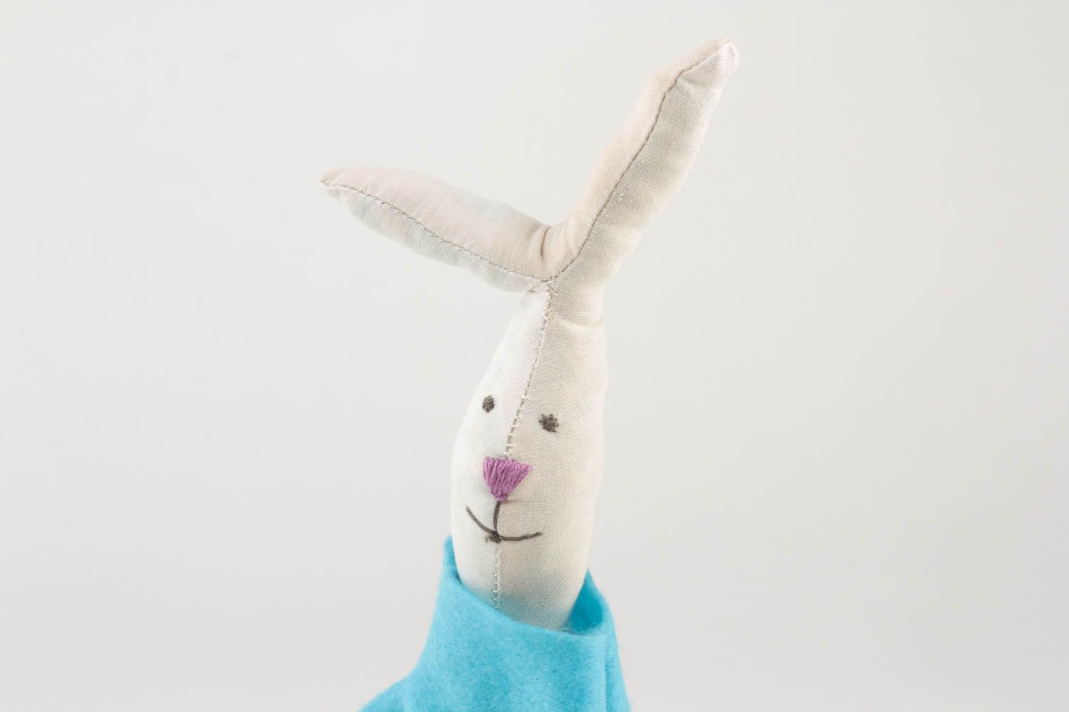 Игрушечный заяц с вышивкой  фото 3