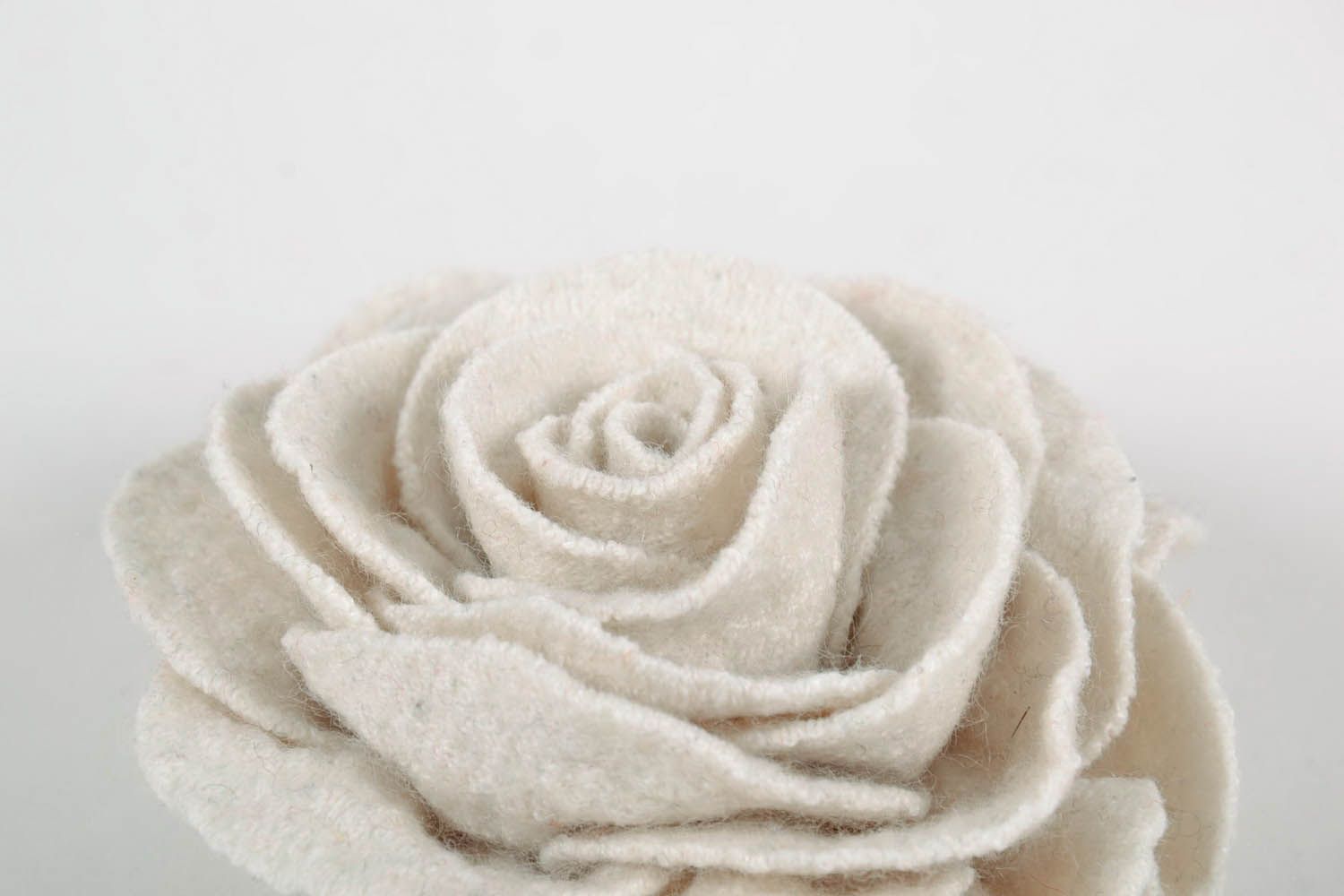 Broche originale en laine naturelle Rose blanche photo 3