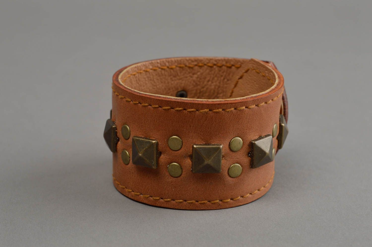 Bracelet en cuir naturel marron clair avec rivets fait main design original photo 7