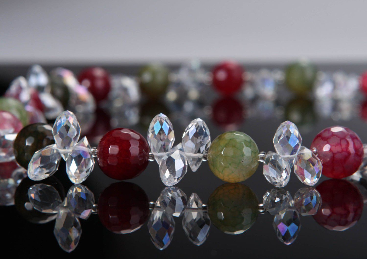 Halskette aus Kristallen und Achat verschiedener Farben foto 1