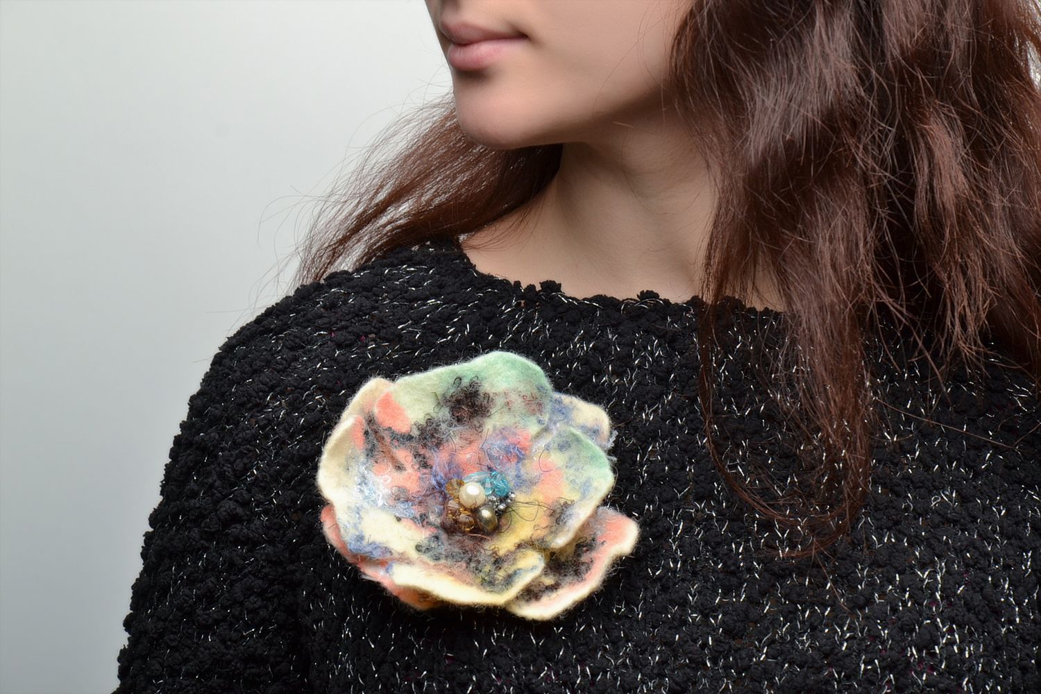 Broche de lana de fieltro con forma de flor delicada foto 2
