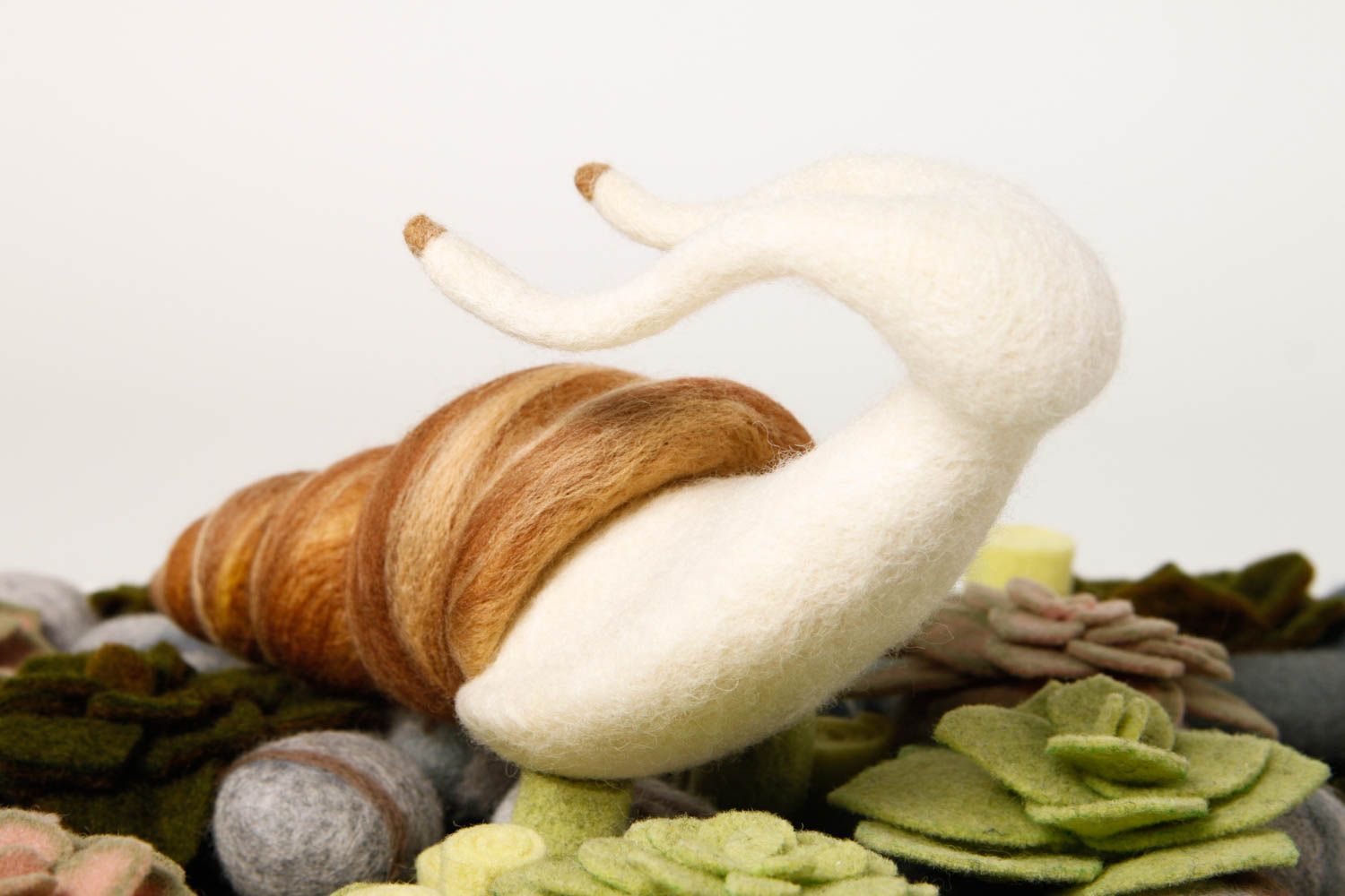 Peluche escargot décorative Jouet fait main en laine feutrée Cadeau enfant photo 1