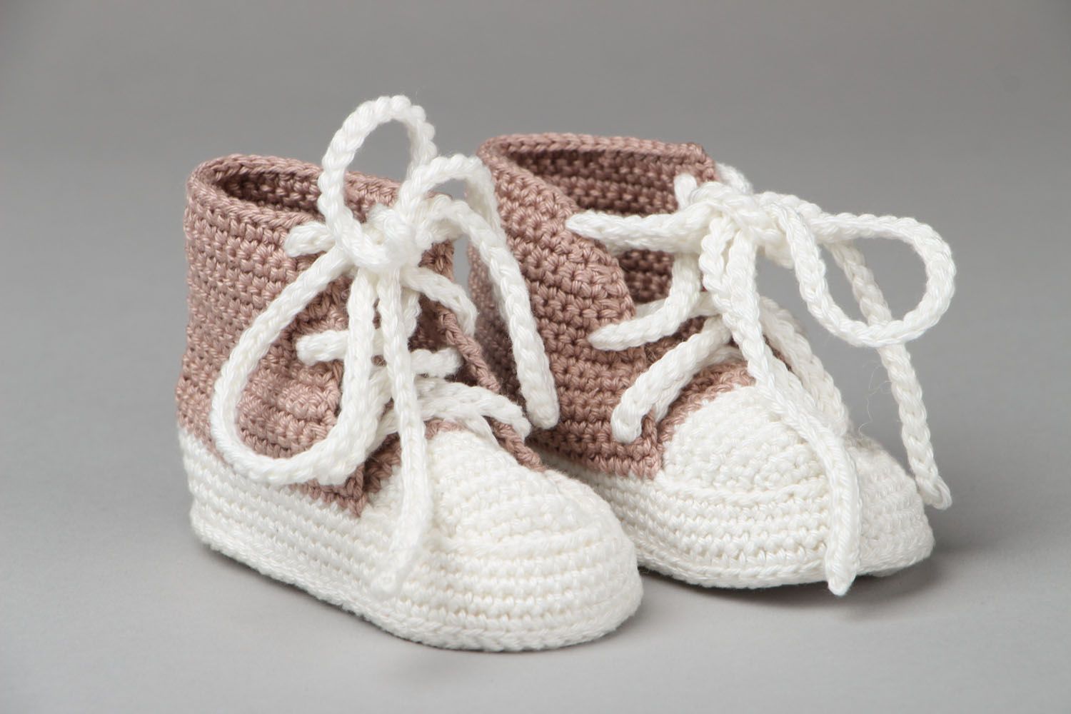 Crocheted shoes for dolls photo 1