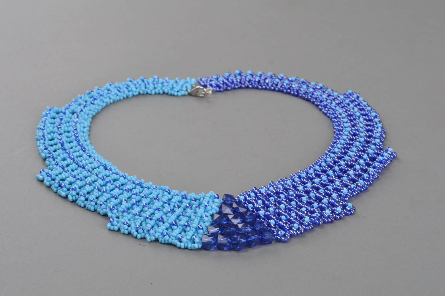 Collier en perles de rocaille et perles fantaisie fait main bleu clair photo 2