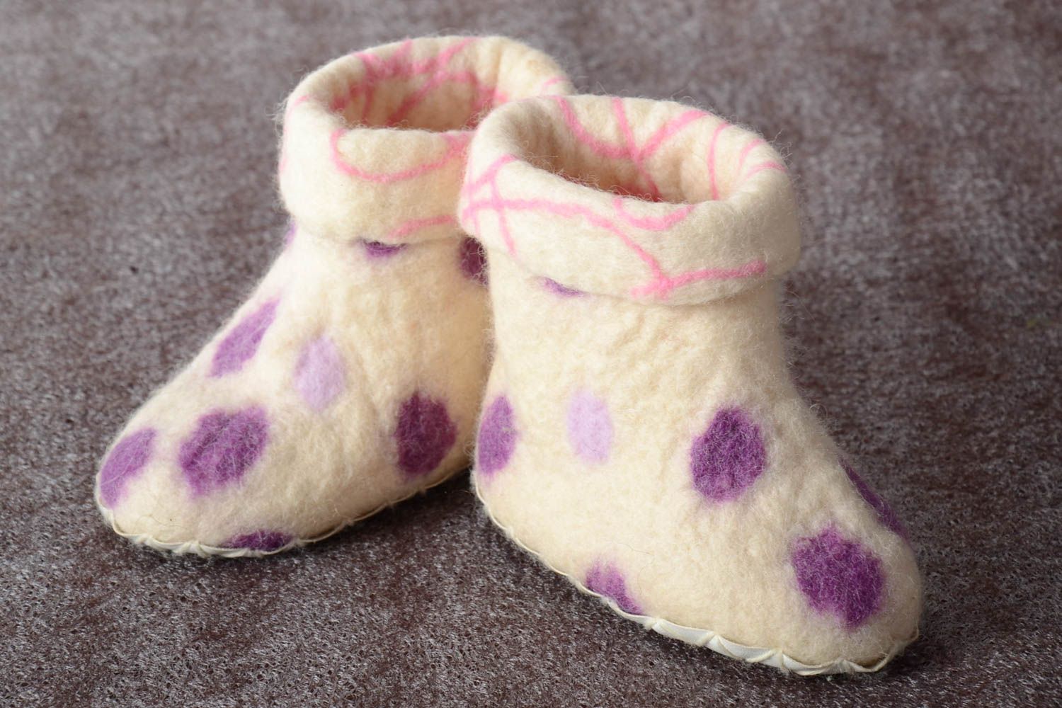 Pantoufles en laine fait main Chaussons laine à pois violets Accessoire enfant photo 1