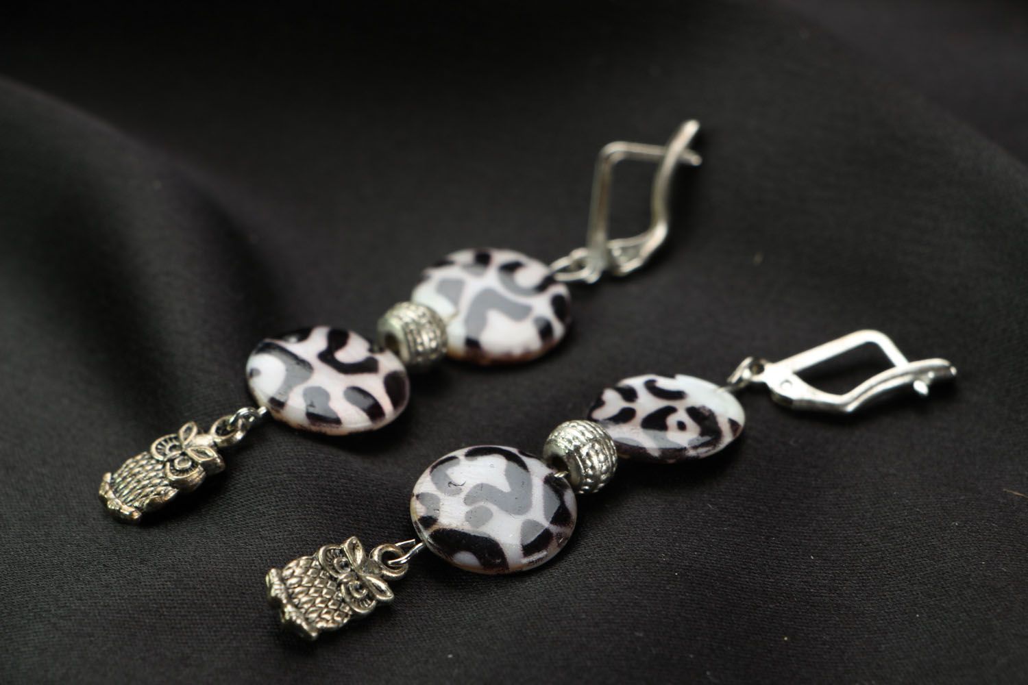 Long earrings with charms in the shape of owls photo 2