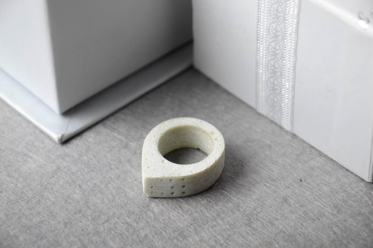 Кольцо ручной работы необычное кольцо из бетона белое красивое модное кольцо фото 1