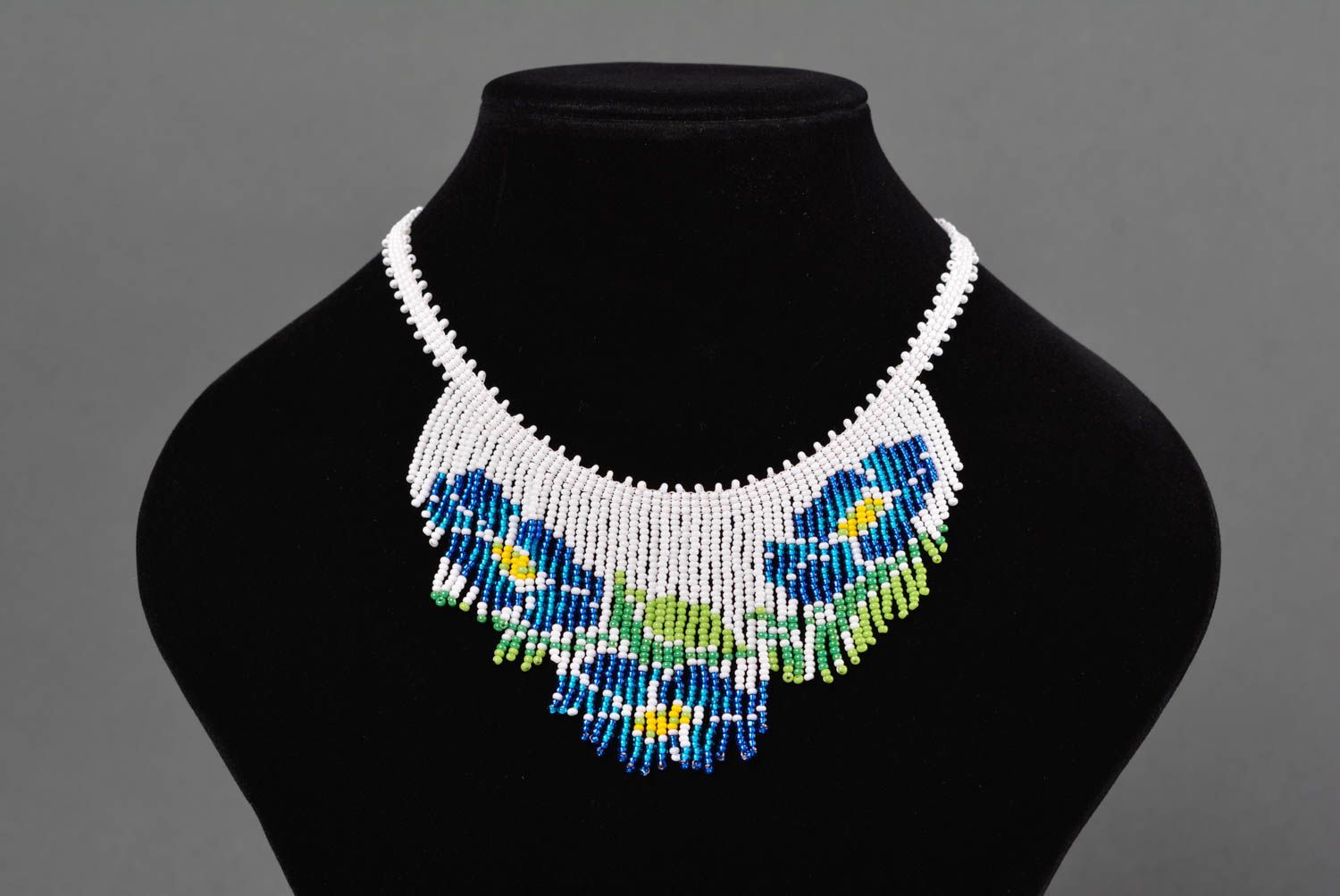 Ожерелье из бисера колье бахрома ручной работы с синими цветами на белом фото 1