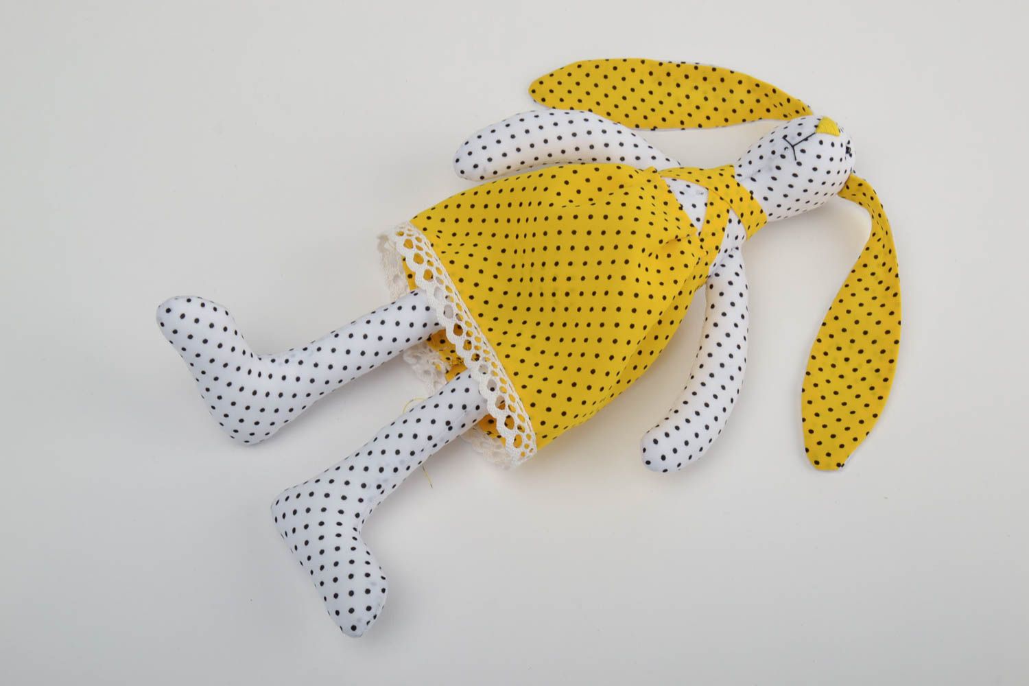 Juguete de tela de fibrana artesanal con forma de liebre con vestido amarillo foto 2