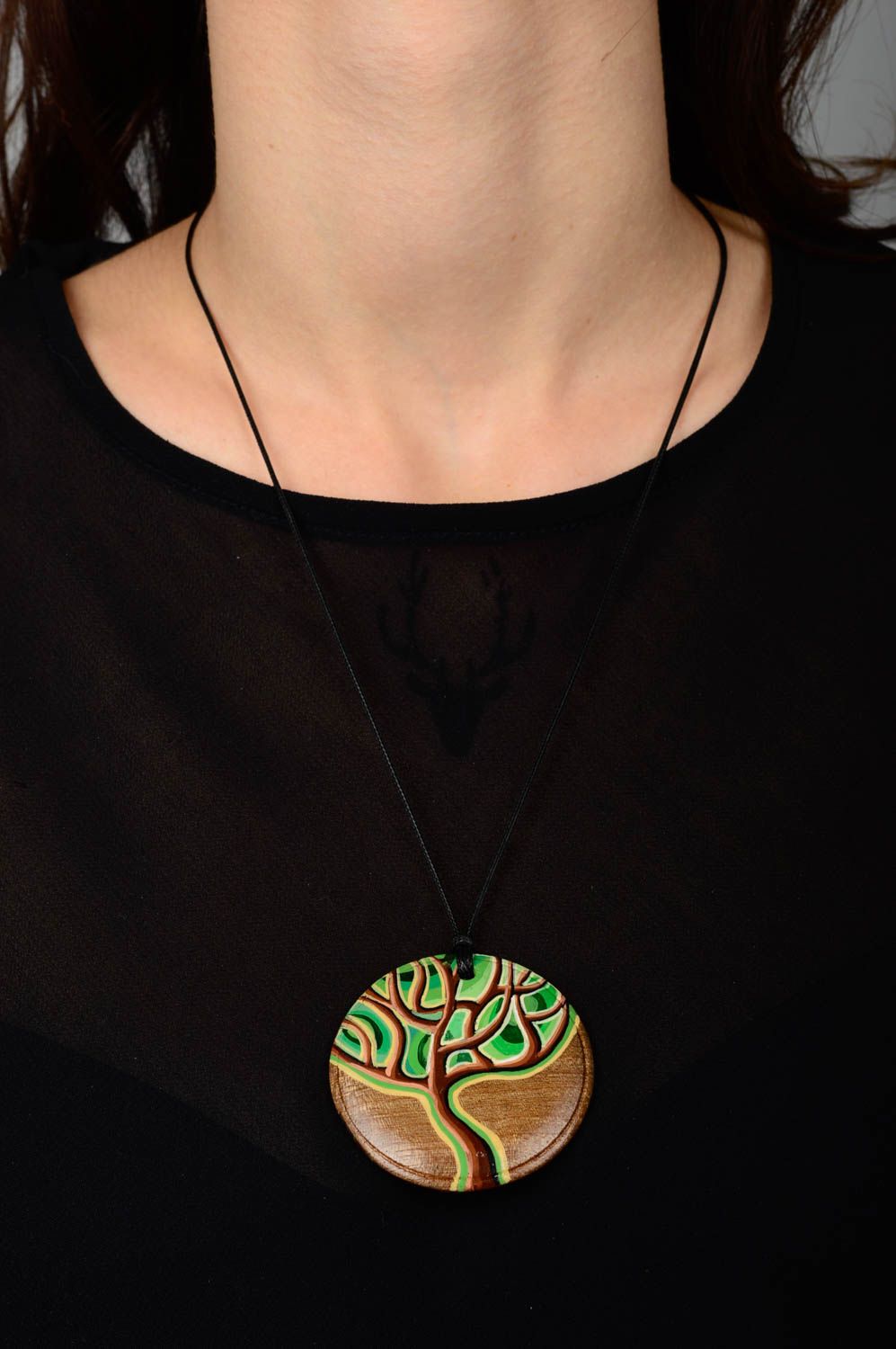Кулон ручной работы украшение на шею с росписью аксессуар из дерева на шнуре фото 2