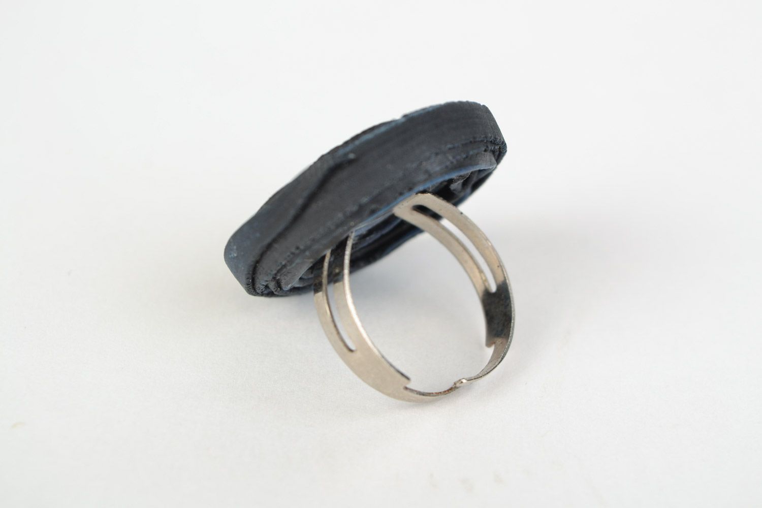 Origineller blau schwarzer Ring aus Polymerton mit Kantenriss Handarbeit foto 5