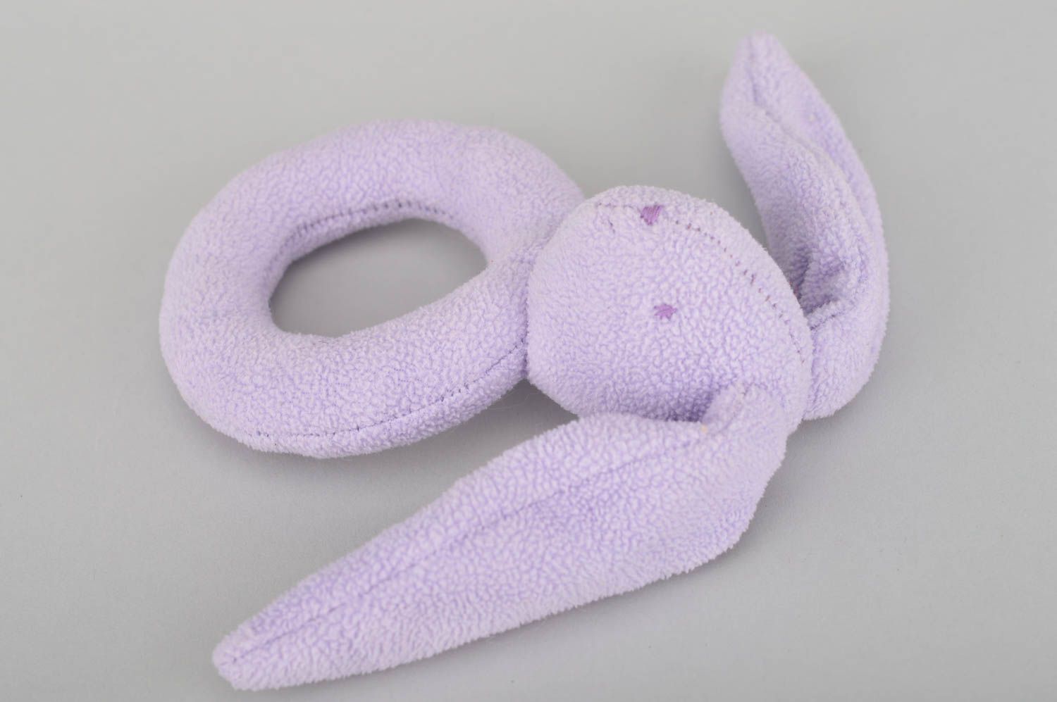 Doudou lièvre mauve fait main en tissu polaire avec anneau jouet pour bébés photo 5