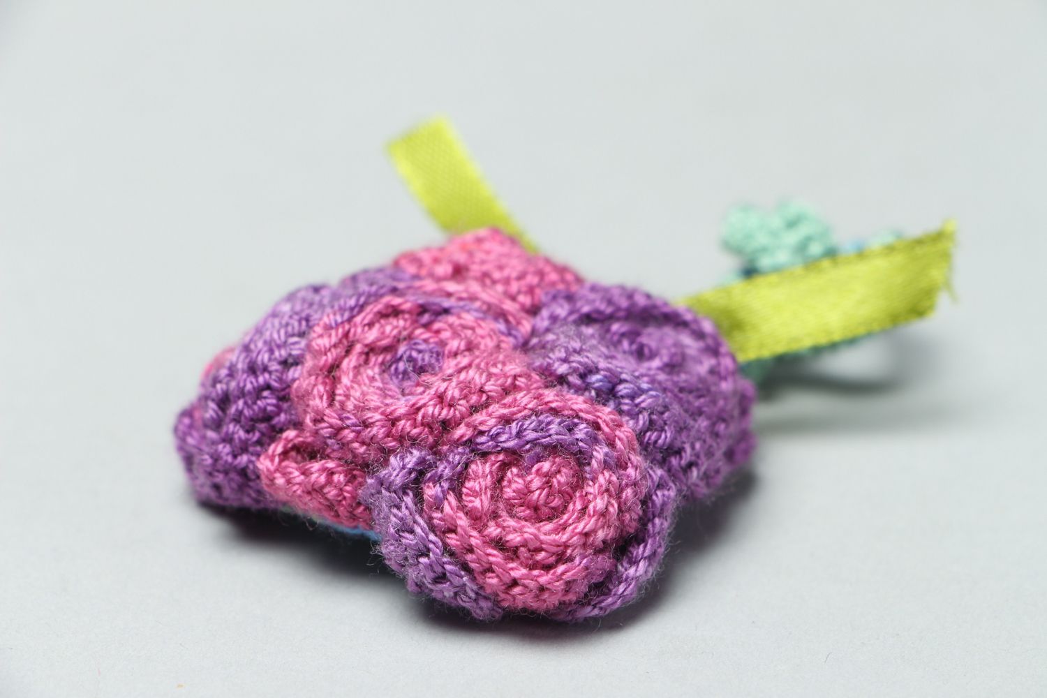 Broche tricotée au crochet originale violette photo 2