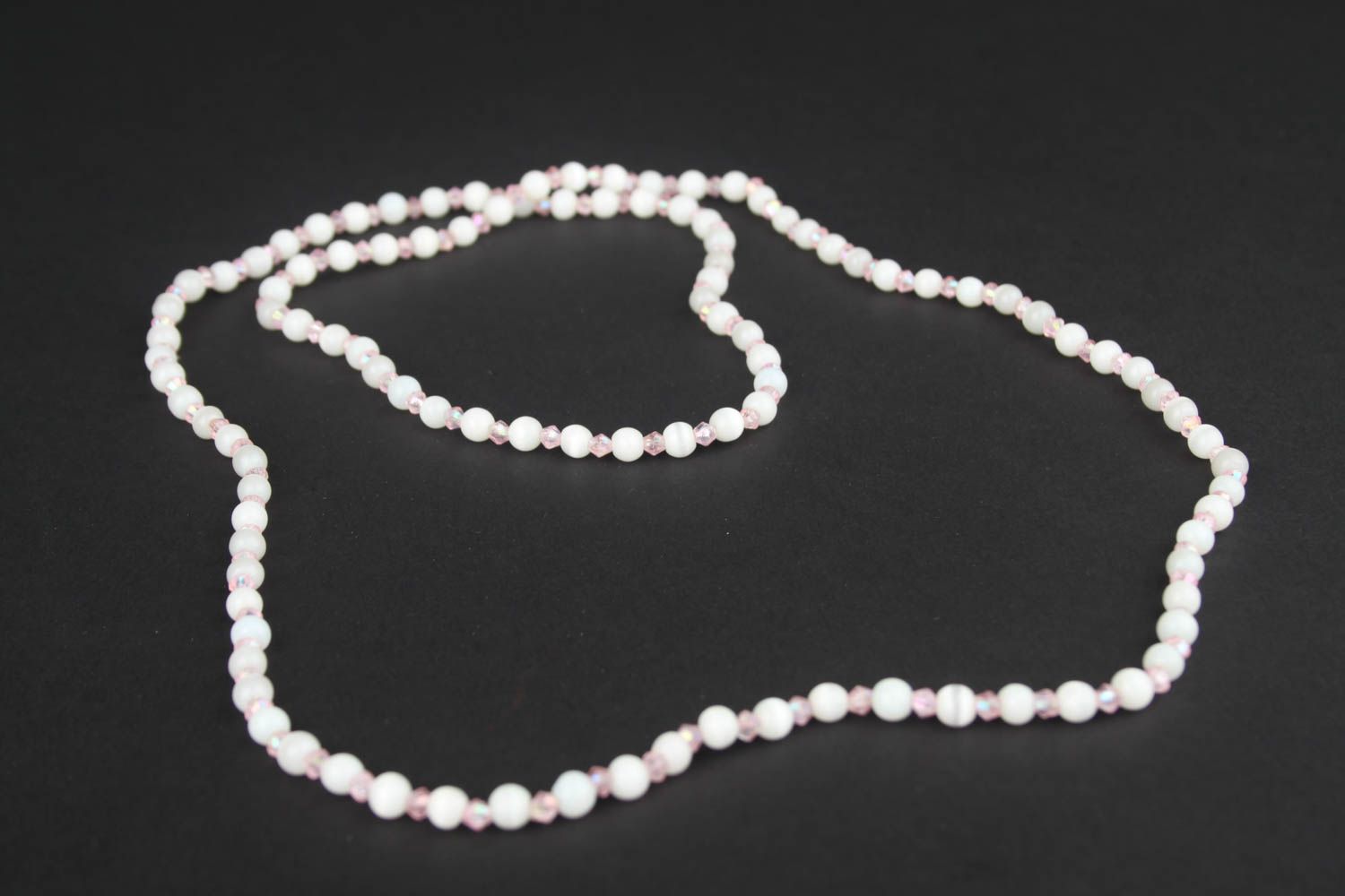 Collier long Bijou fait main perles fantaisie blanches et roses Accessoire femme photo 2